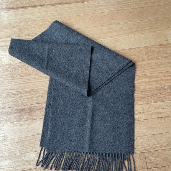 Gray Fringe Baby Alpaca Wool Scarf In Excellent Condition - Picture 2 of 5